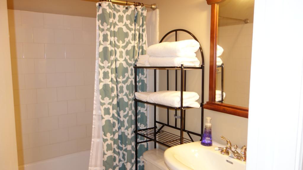 The Better Half Duplex Apartment Charlotte Room photo
