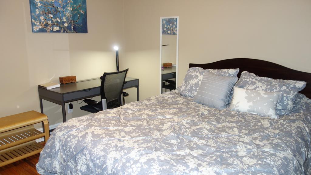 The Better Half Duplex Apartment Charlotte Room photo