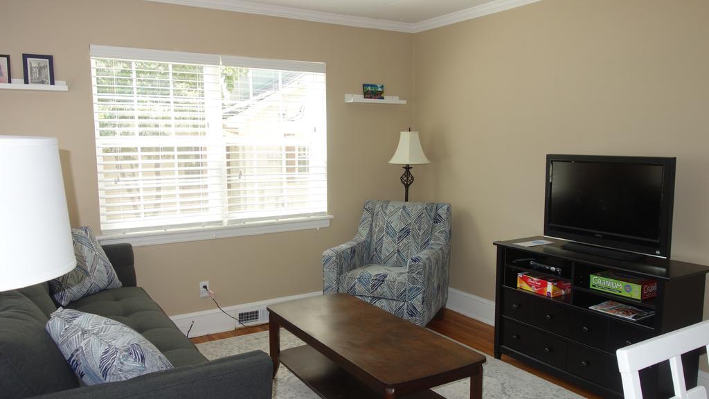 The Better Half Duplex Apartment Charlotte Room photo