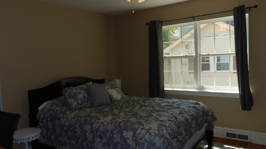 The Better Half Duplex Apartment Charlotte Room photo